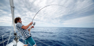 Wędkowanie z kutra - jaki zestaw wędkarski kupić?