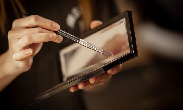 Czy kosmetyczka do samolotu musi być przezroczysta?