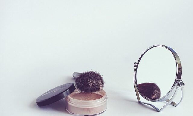 Do czego służy lusterko w kompasie?