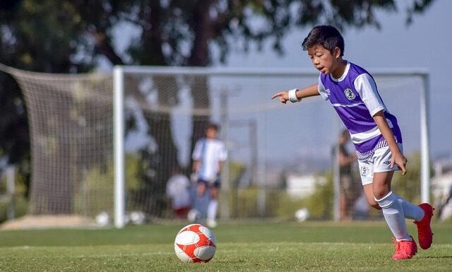 Dlaczego piłkarz po golu nie może ściągać koszulki?