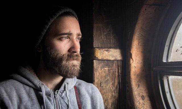 Po co czapka z daszkiem pod kask?