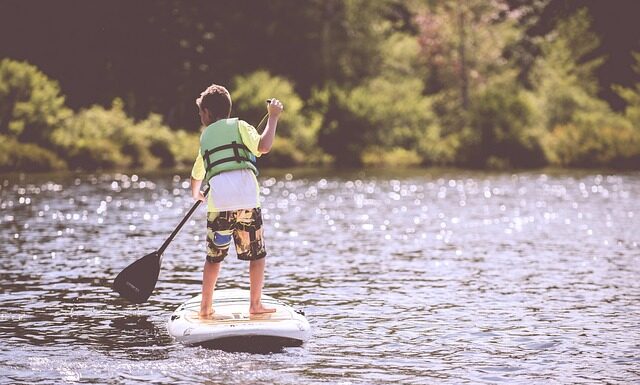 Czym różni się kamizelka asekuracyjna od ratunkowej?