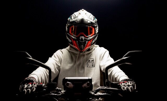 Co założyć dziecku pod kask narciarski?