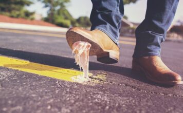 Czym usunąć stary klej z płytek?