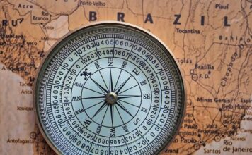 Która strzałka na kompasie pokazuje północ? Która strzałka na kompasie pokazuje północ?