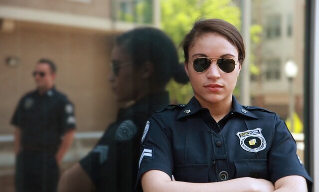 Czy policjant na służbie może zakrywać twarz?