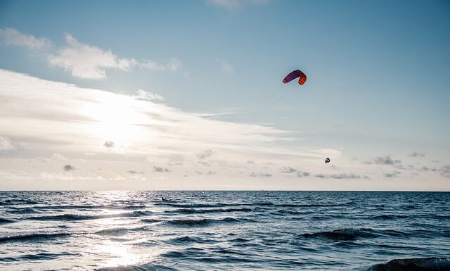 Czym się różni kitesurfing od windsurfingu?